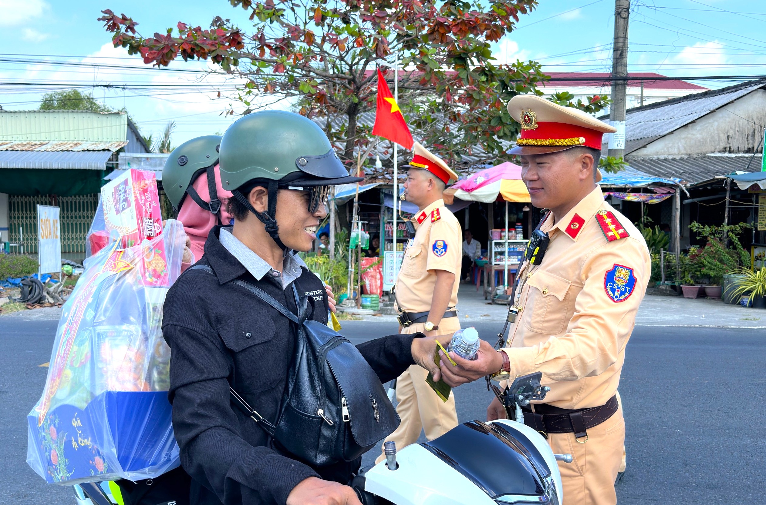 Nhiều người bất ngờ khi "bị" CSGT ở C&agrave; Mau y&ecirc;u cầu dừng xe- Ảnh 4.
