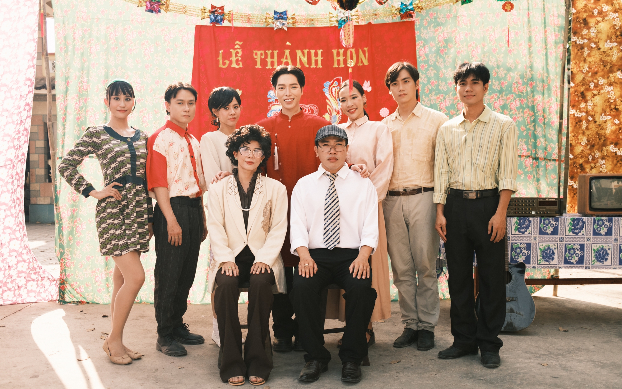 Đức Phúc thành tâm "Đi chùa cầu duyên" gặp ngay Hoa hậu Thuỳ Tiên

