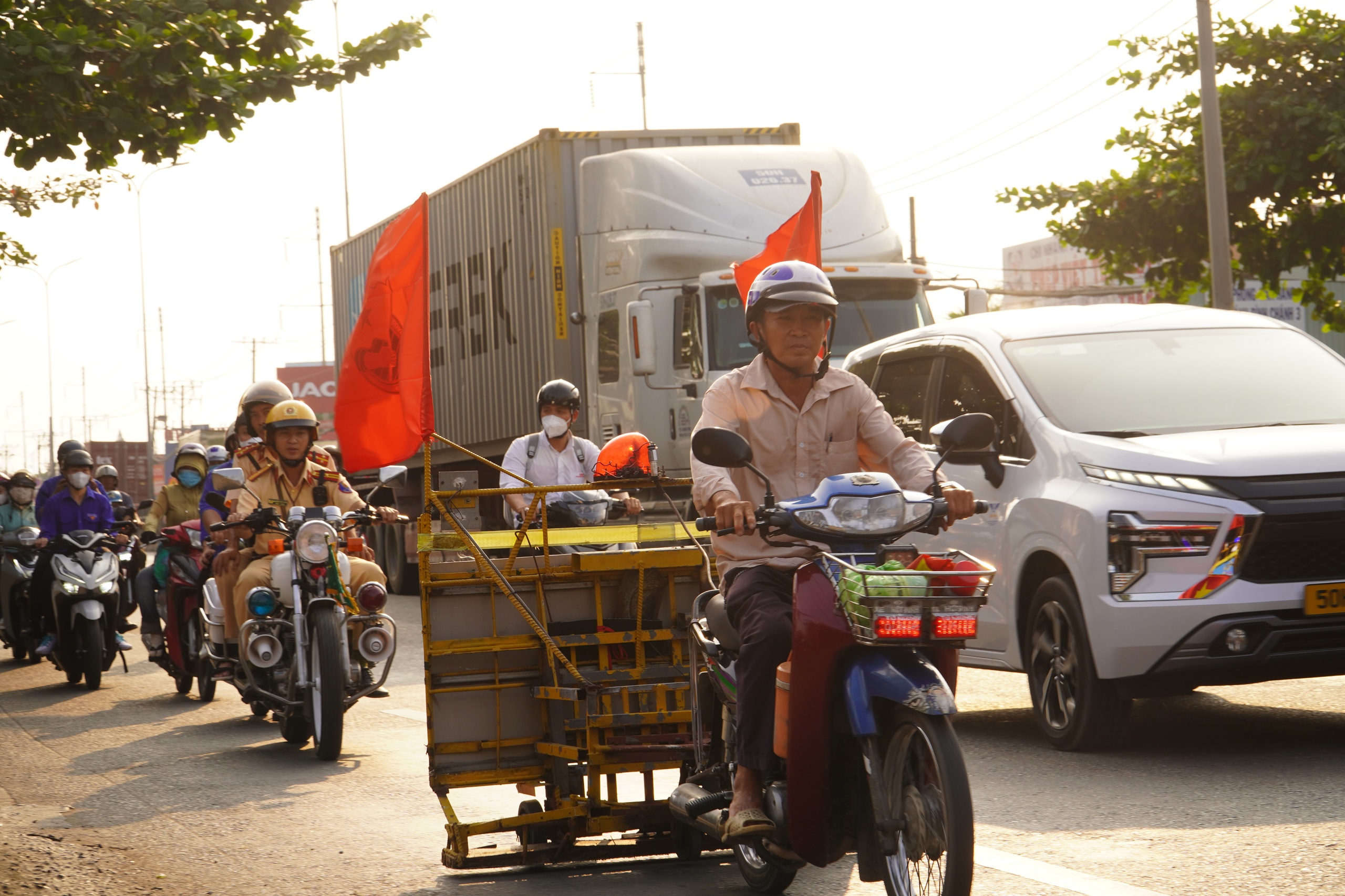 Người d&acirc;n đổ về qu&ecirc;, "đinh tặc" t&aacute;i xuất tr&ecirc;n Quốc lộ 1- Ảnh 2.
