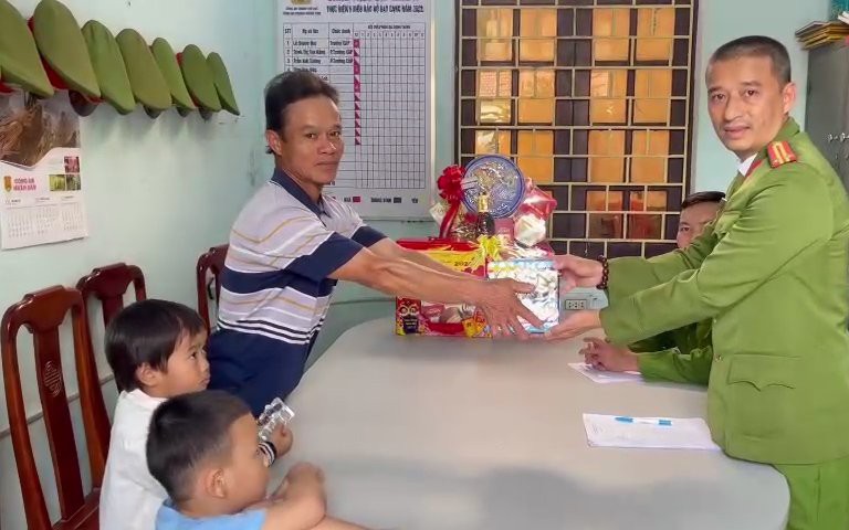 Con mang pháo hoa về nhà, cha có cách "xử" đẹp