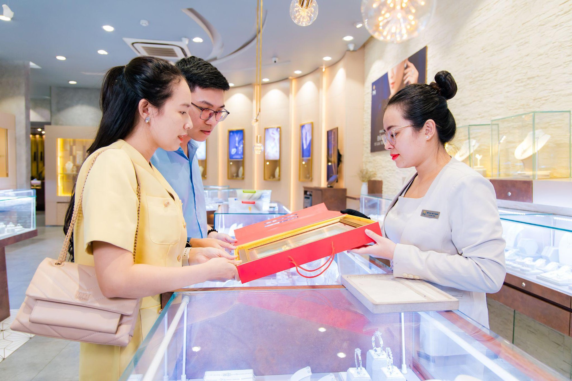 V&agrave;ng - m&oacute;n qu&agrave; trao lộc v&ocirc; gi&aacute; đầu năm- Ảnh 2.