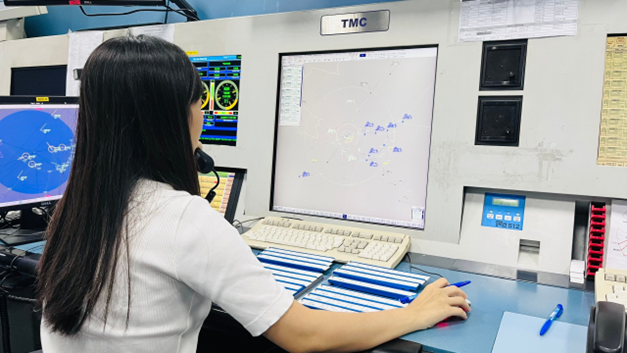 Kiểm soát viên không lưu điều hành hơn 900 chuyến bay/ngày tại Tân Sơn Nhất- Ảnh 3.