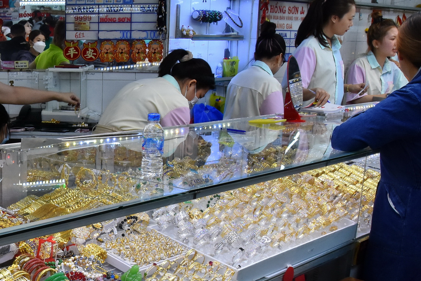 Gi&aacute; v&agrave;ng h&ocirc;m nay, 8-2: V&agrave;ng thế giới đảo chiều đi xuống- Ảnh 1.