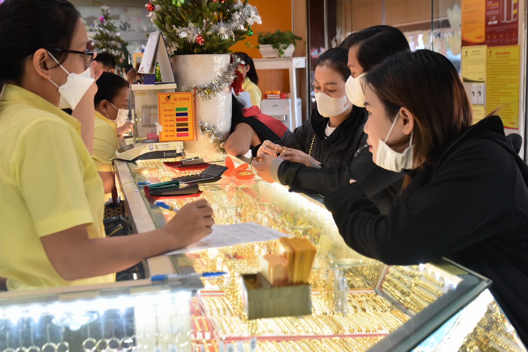 Giá vàng SJC, vàng nhẫn 24K đồng loạt tăng tiếp- Ảnh 1.