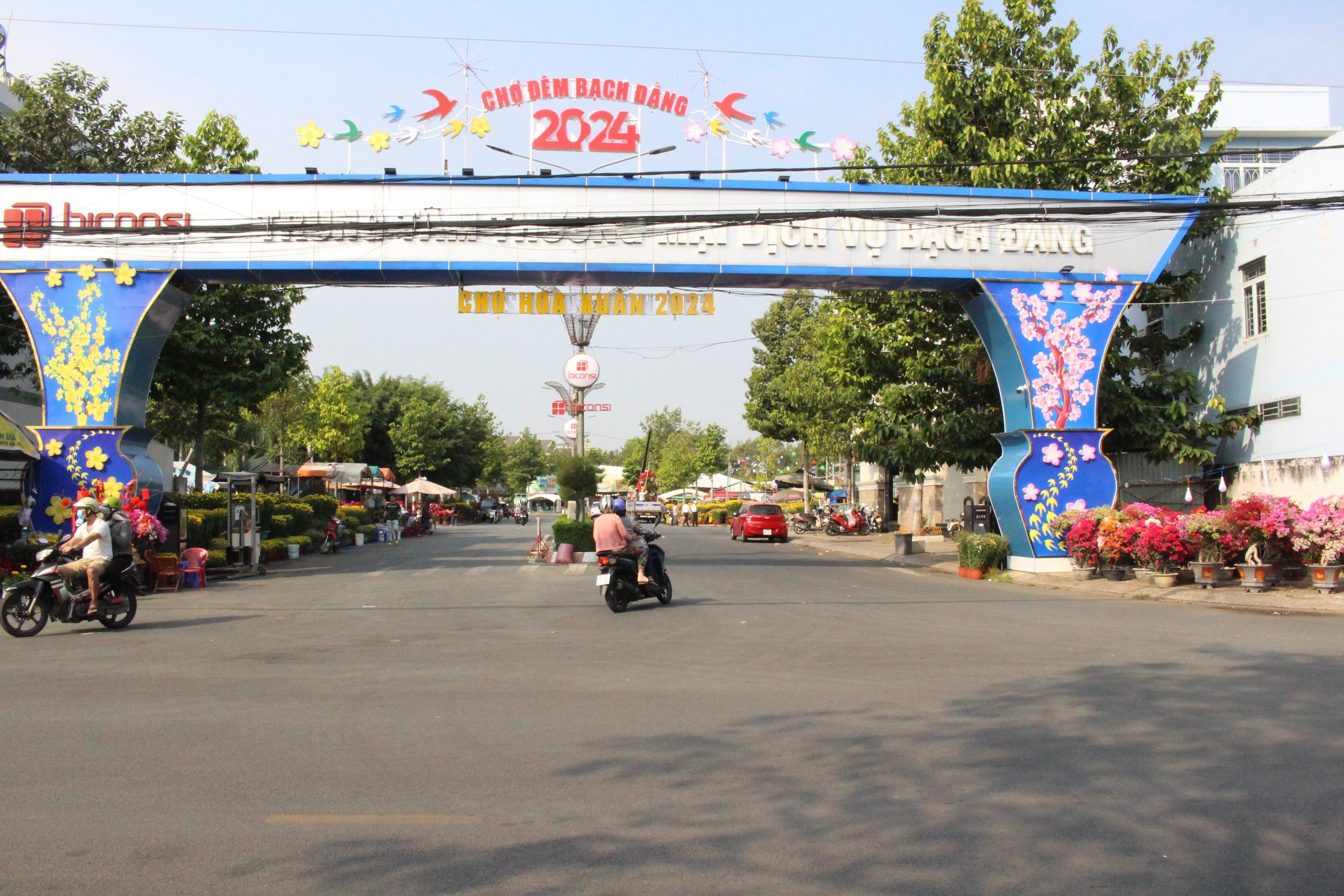 Một năm khó khăn, thương lái ở Bình Dương lo hoa ế đến đêm 30 Tết- Ảnh 10.