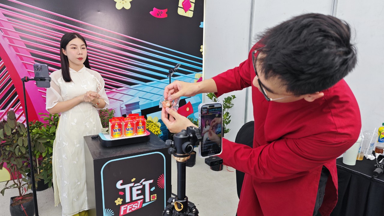 TikToker, KOL hốt bạc nhờ livestream b&aacute;n h&agrave;ng Tết- Ảnh 9.