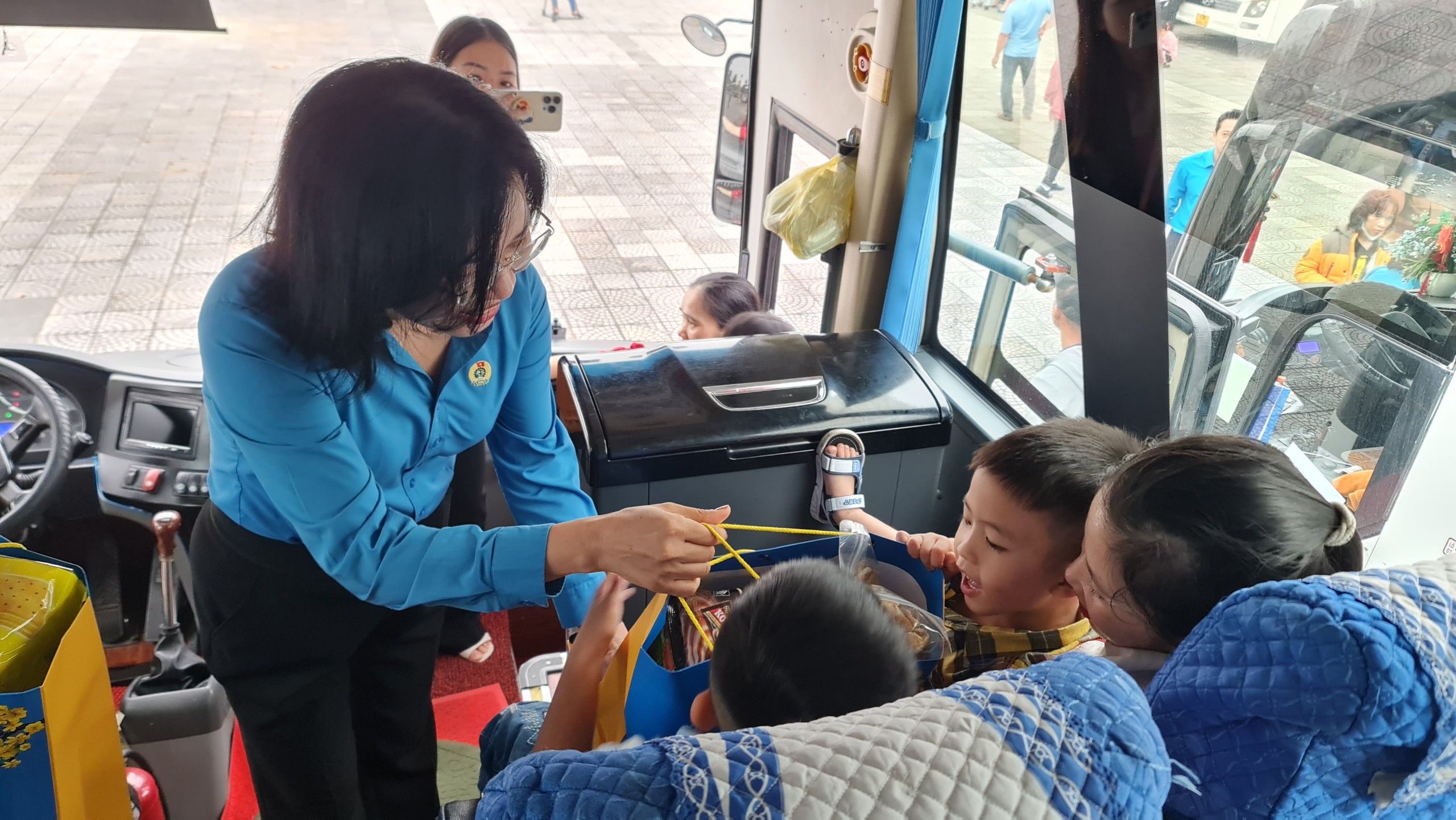 Tiễn hàng nghìn công nhân Đà Nẵng về quê trên Chuyến xe Công đoàn- Ảnh 3.