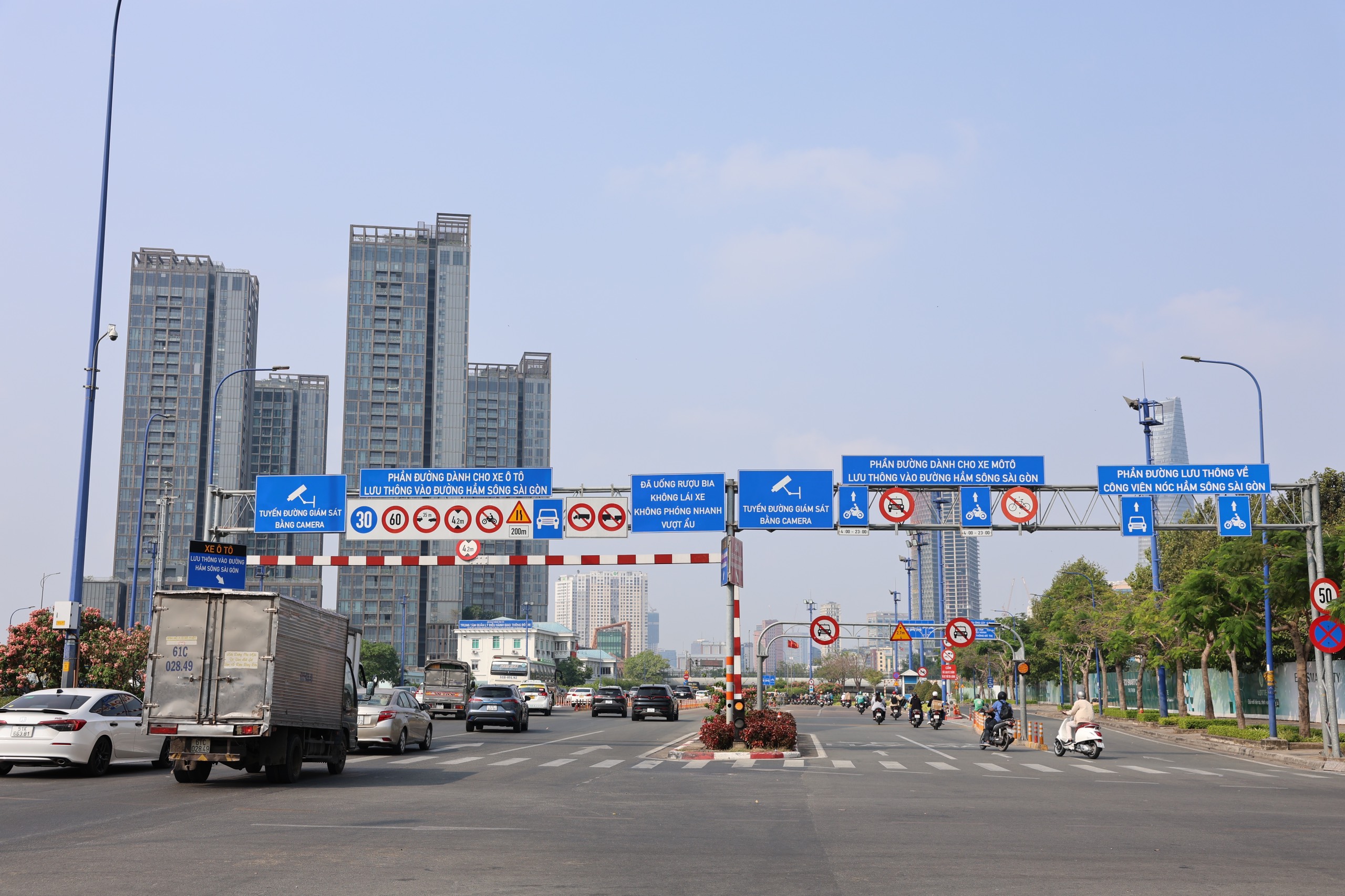 TP HCM: Hình ảnh giao thông trong ngày nghỉ Tết Nguyên đán đầu tiên- Ảnh 6.
