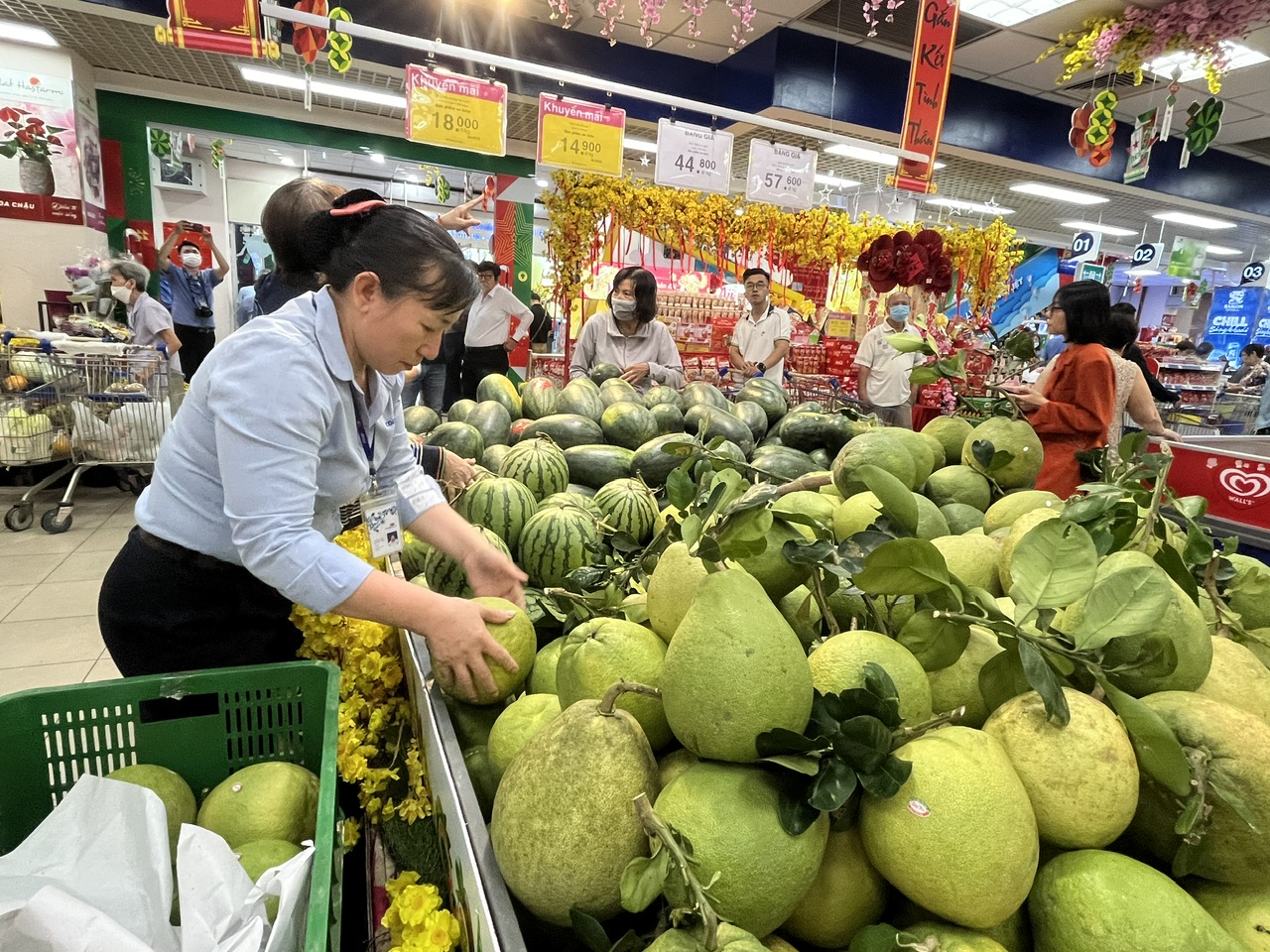 Bưởi Tết đắp chữ nổi, hình rồng gần nửa triệu đồng/cặp vẫn không có hàng bán- Ảnh 3.
