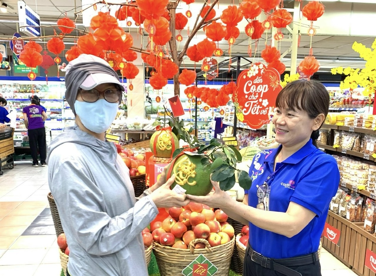 Bưởi Tết đắp chữ nổi, hình rồng gần nửa triệu đồng/cặp vẫn không có hàng bán- Ảnh 1.