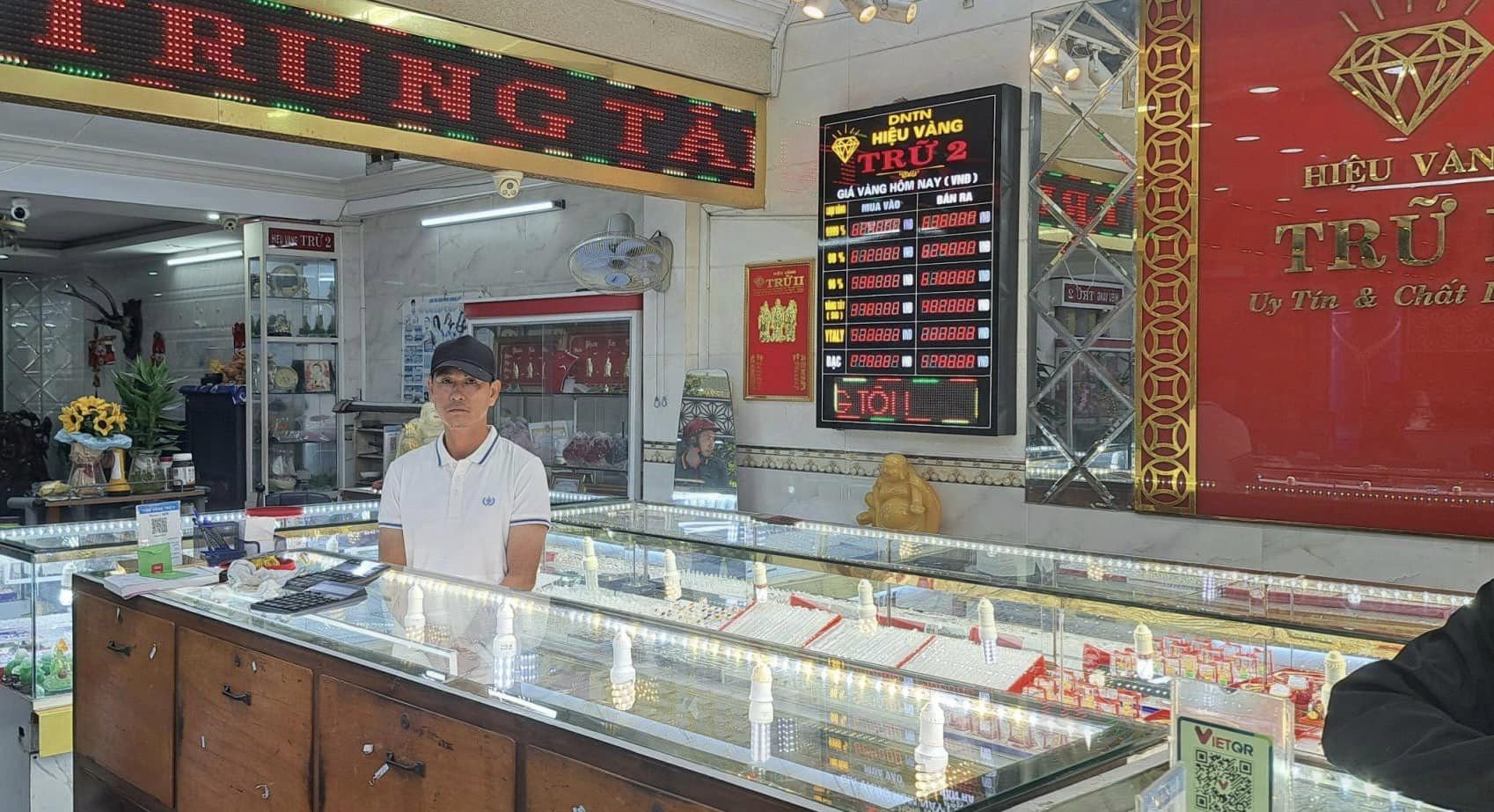 Giật dây chuyền, bán lấy tiền gửi vợ sắm Tết- Ảnh 1.
