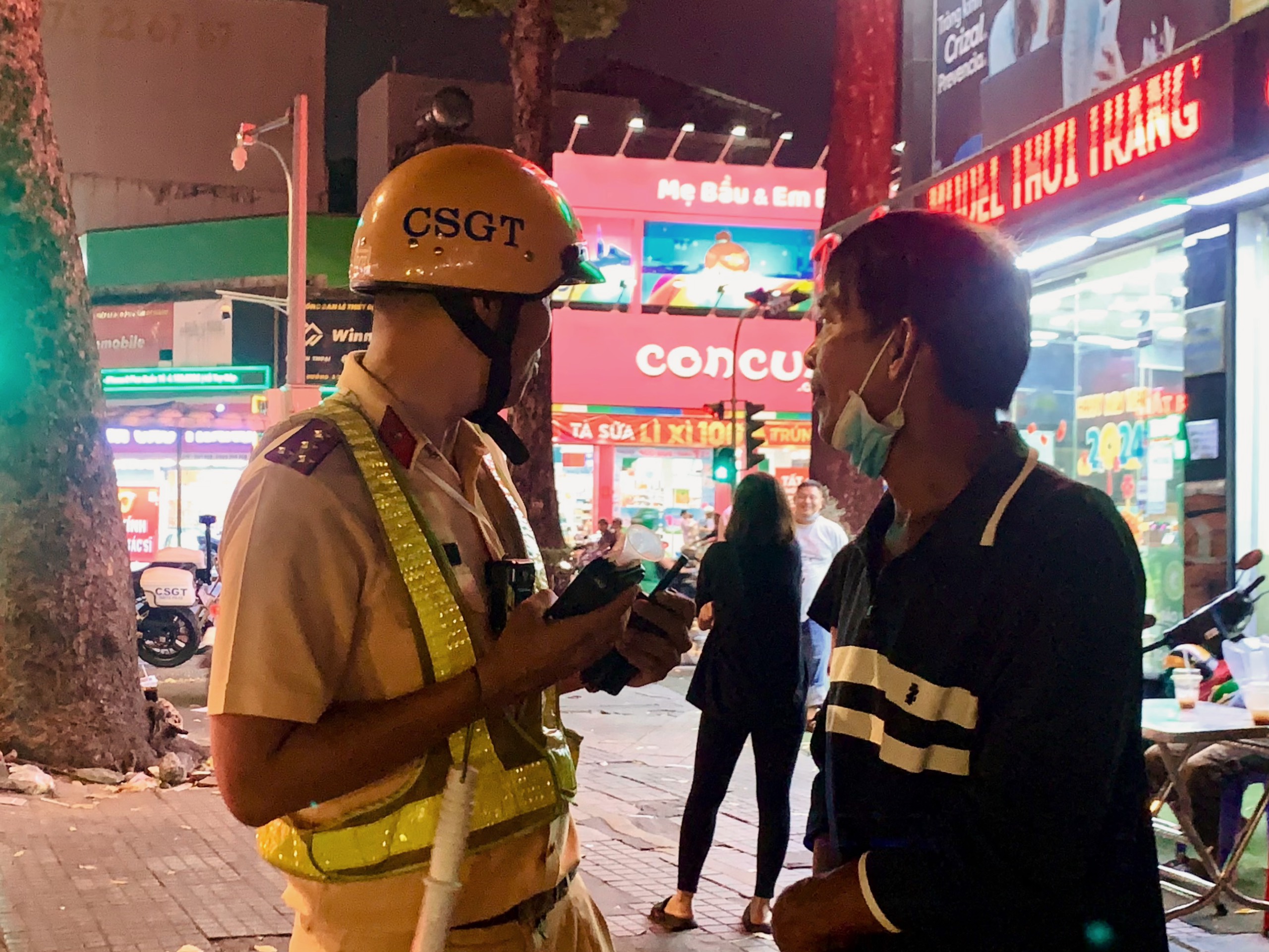 CSGT TP HCM đo "cồn" ng&agrave;y Tết: Người ng&atilde; nh&agrave;o xuống đường, người vi phạm mức "khủng"
- Ảnh 1.