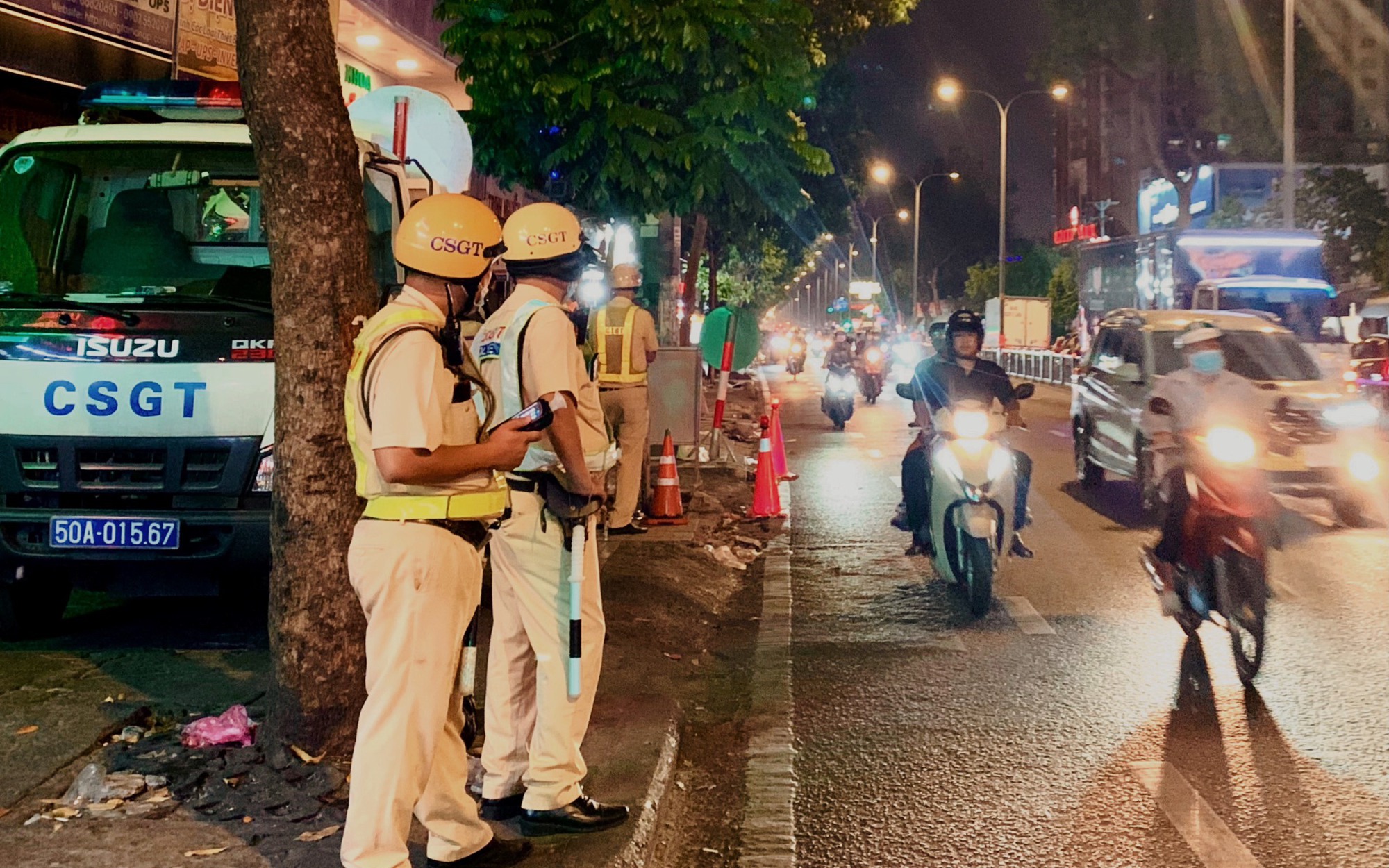 CSGT TP HCM đo "cồn" ngày Tết: Người ngã nhào xuống đường, người vi phạm mức "khủng"
