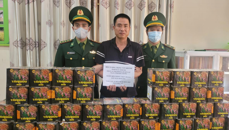 Bắt tài xế vận chuyển pháo hoa nổ qua biên giới ở Quảng Bình- Ảnh 1.