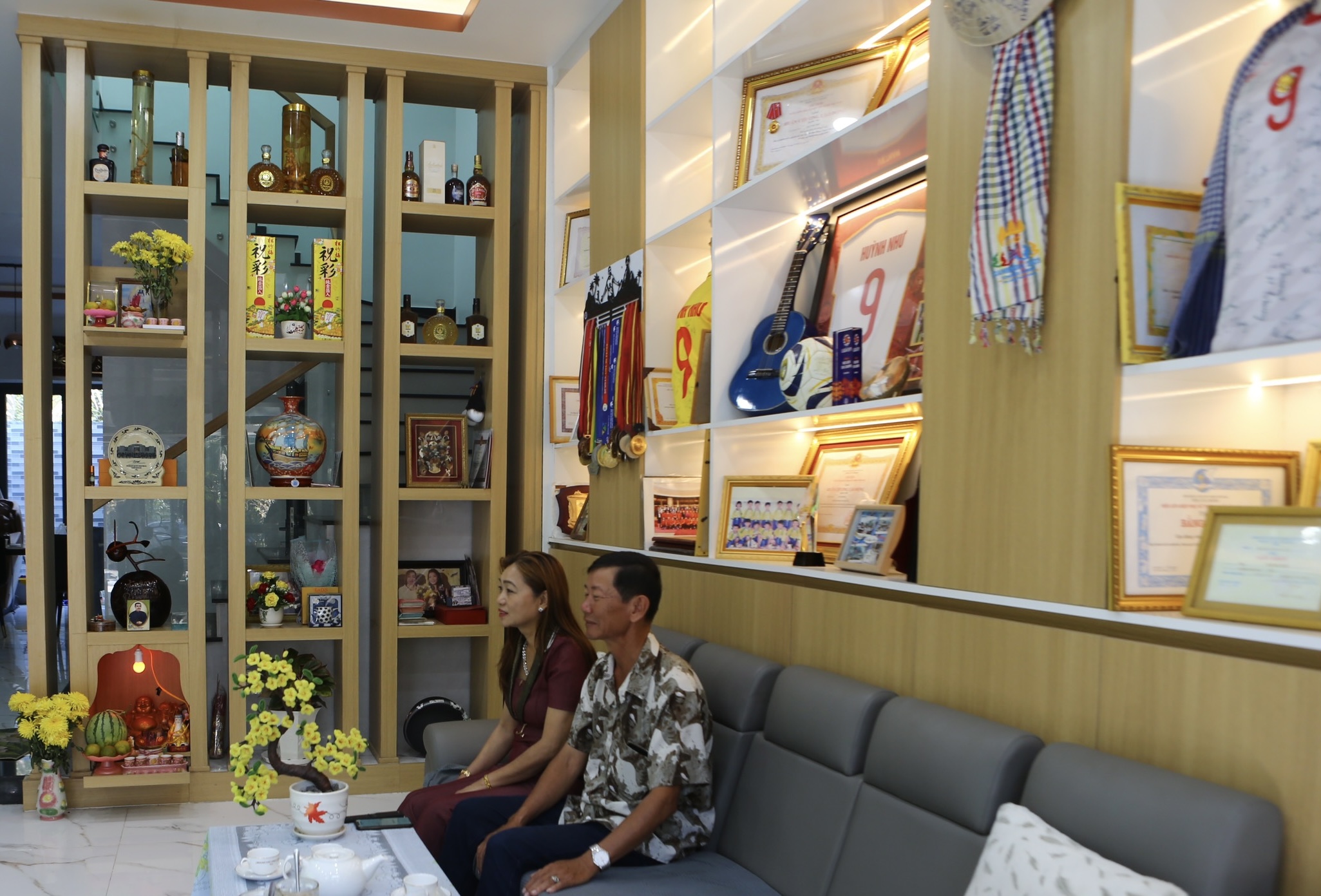 Bộ sưu tập huy chương, danh hiệu v&agrave; h&igrave;nh ảnh hiếm gặp của Huỳnh Như- Ảnh 2.
