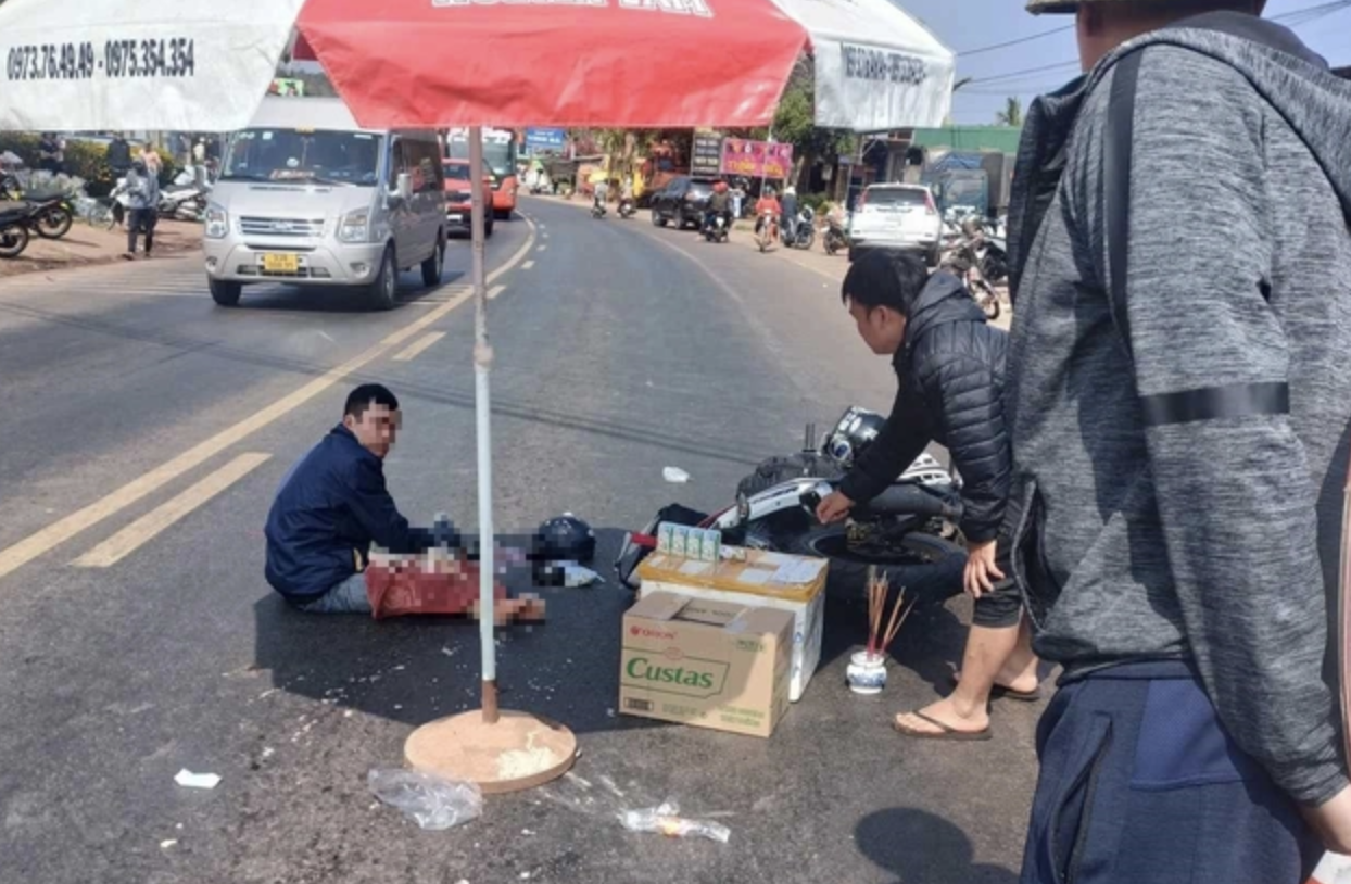 Xe kh&aacute;ch lấn l&agrave;n t&ocirc;ng tử vong b&eacute; g&aacute;i 3 tuổi tr&ecirc;n đường về qu&ecirc; ăn Tết- Ảnh 3.