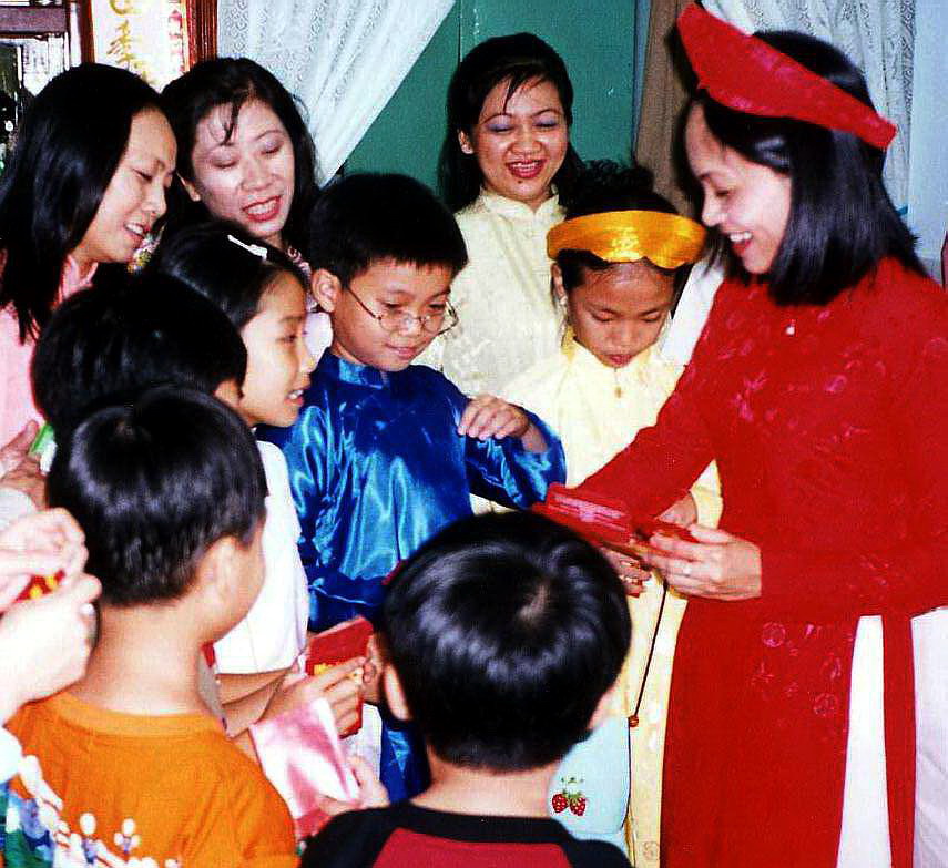 "Xuân sum vầy - Tết sẻ chia": Ấm áp tình thân ngày Tết- Ảnh 2.
