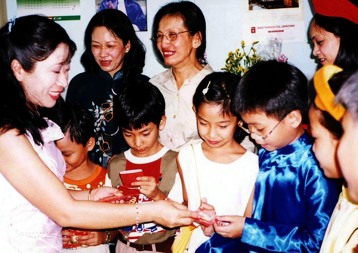 "Xuân sum vầy - Tết sẻ chia": Ấm áp tình thân ngày Tết- Ảnh 1.