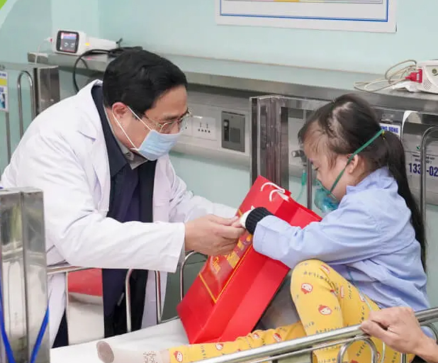 Thủ tướng thăm, động viên y bác sĩ và bệnh nhân 2 bệnh viện tuyến cuối
- Ảnh 3.