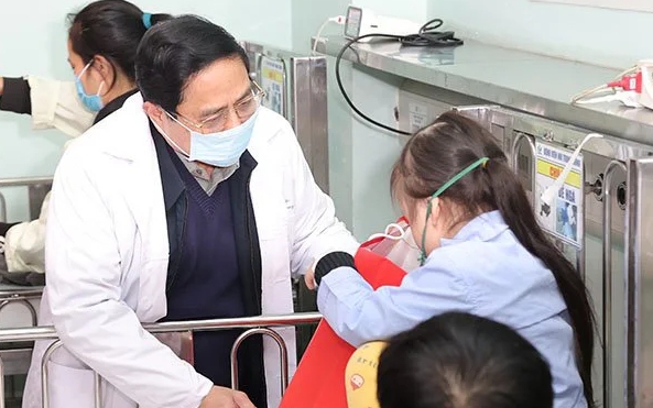 Thủ tướng thăm, động viên y bác sĩ và bệnh nhân 2 bệnh viện tuyến cuối
