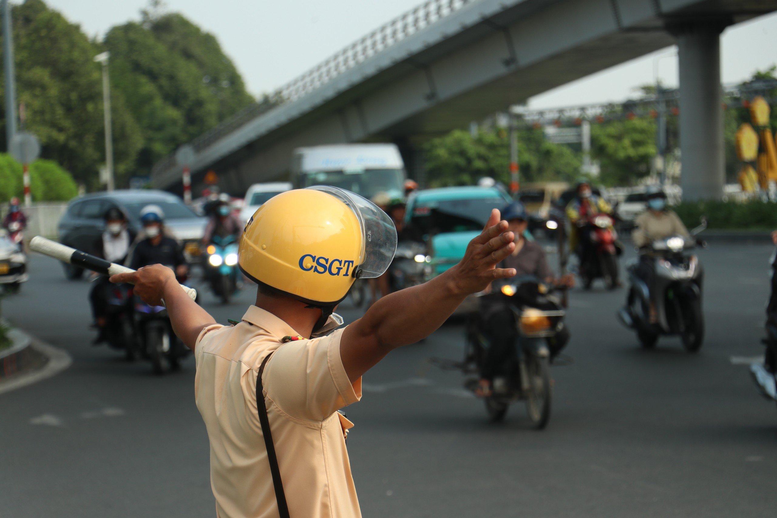 Kh&aacute;ch nước ngo&agrave;i bất ngờ trước h&igrave;nh ảnh c&aacute;c tuyến đường quanh s&acirc;n bay T&acirc;n Sơn Nhất- Ảnh 4.