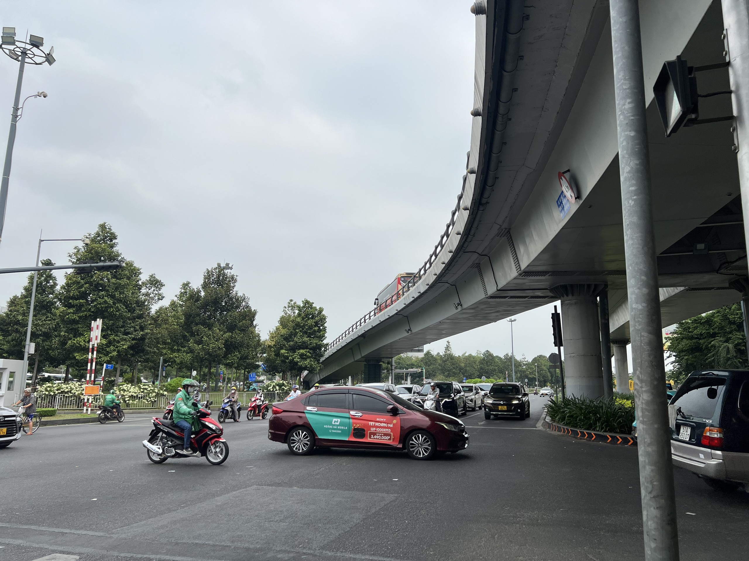 Kh&aacute;ch nước ngo&agrave;i bất ngờ trước h&igrave;nh ảnh c&aacute;c tuyến đường quanh s&acirc;n bay T&acirc;n Sơn Nhất- Ảnh 5.