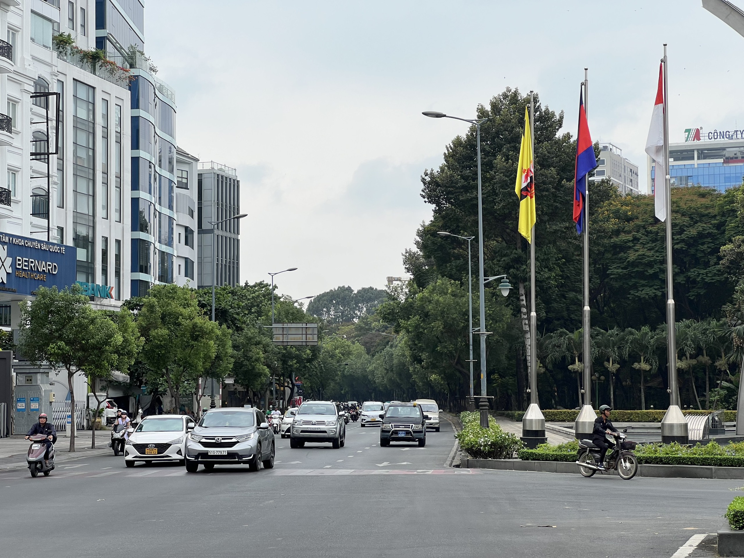 Kh&aacute;ch nước ngo&agrave;i bất ngờ trước h&igrave;nh ảnh c&aacute;c tuyến đường quanh s&acirc;n bay T&acirc;n Sơn Nhất- Ảnh 2.