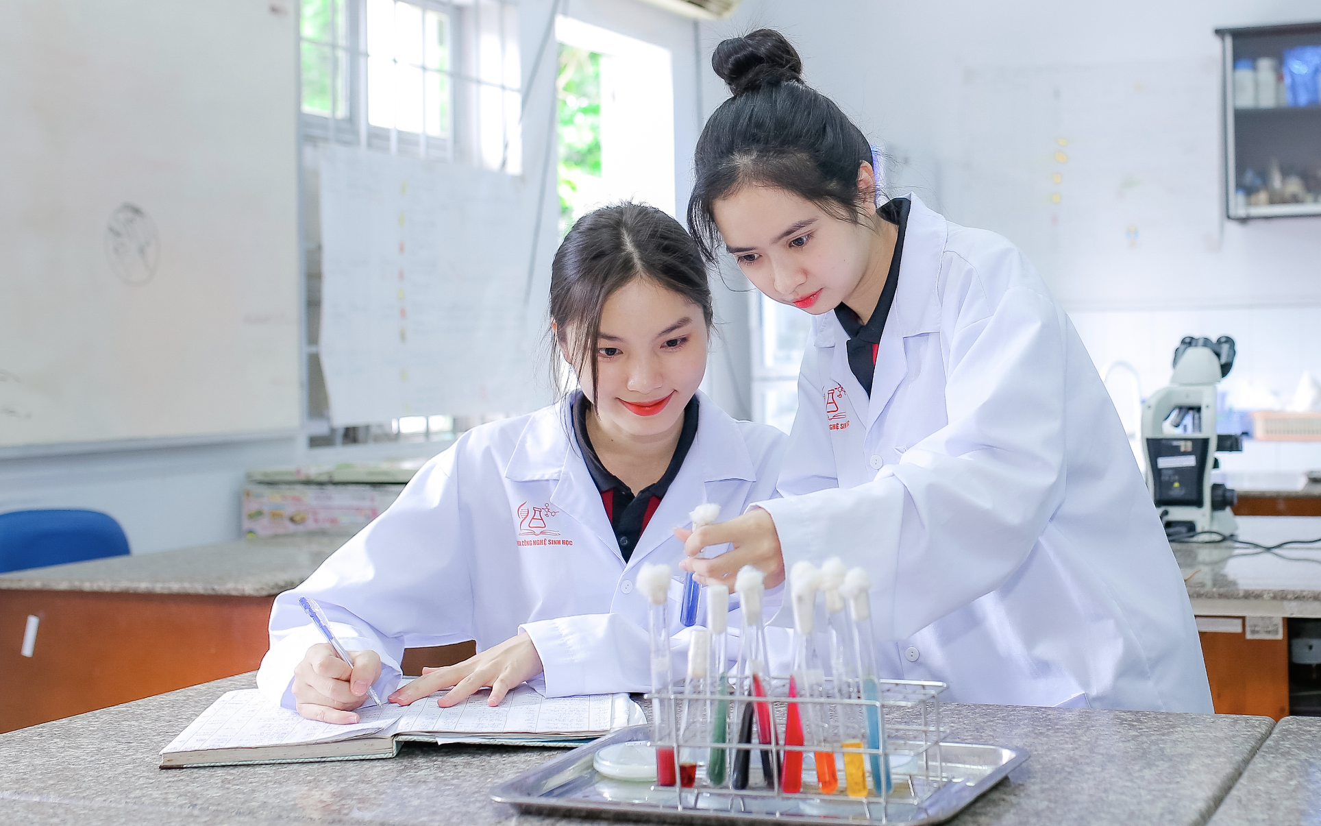 Chớ “hoa mắt” khi trường ĐH tung học bổng “khủng”!