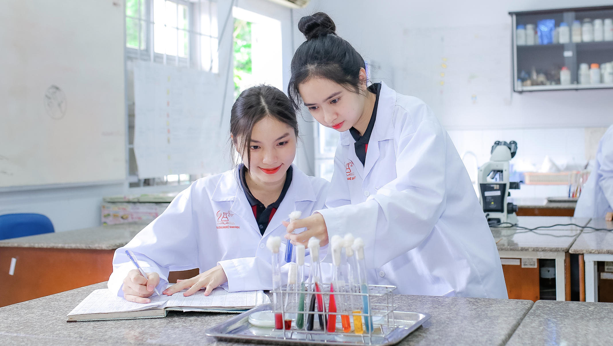 Chớ &ldquo;hoa mắt&rdquo; khi trường ĐH tung học bổng &ldquo;khủng&rdquo;!- Ảnh 1.
