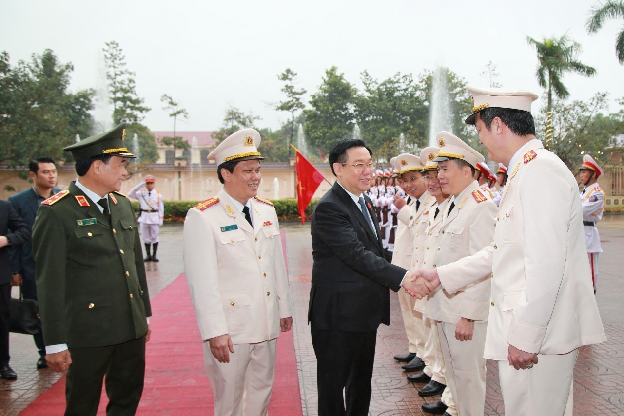 Chủ tịch Quốc hội Vương Đ&igrave;nh Huệ thăm, ch&uacute;c Tết C&ocirc;ng an tỉnh Nghệ An- Ảnh 1.