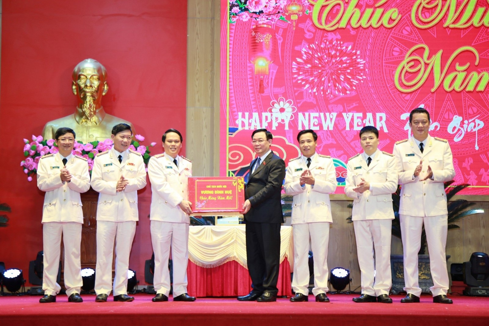Chủ tịch Quốc hội Vương Đ&igrave;nh Huệ thăm, ch&uacute;c Tết C&ocirc;ng an tỉnh Nghệ An- Ảnh 2.
