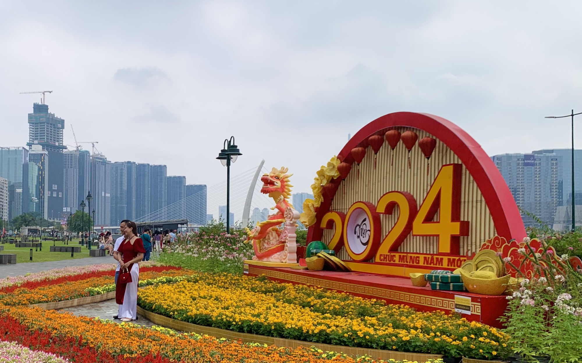 Ngày 29 Tết, đường sá TP HCM thông thoáng, người dân nô nức du xuân