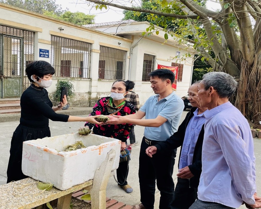 “Xuân sum vầy - Tết sẻ chia”: Tình người ở nơi đặc biệt- Ảnh 3.