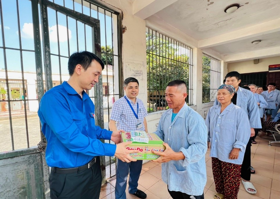 “Xuân sum vầy - Tết sẻ chia”: Tình người ở nơi đặc biệt- Ảnh 2.