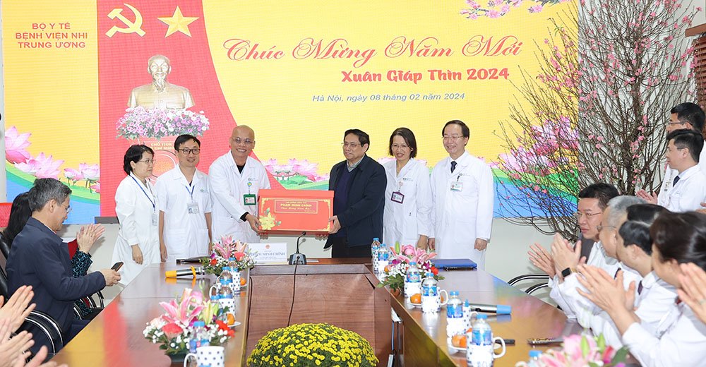 Thủ tướng thăm, động viên y bác sĩ và bệnh nhân 2 bệnh viện tuyến cuối
- Ảnh 4.