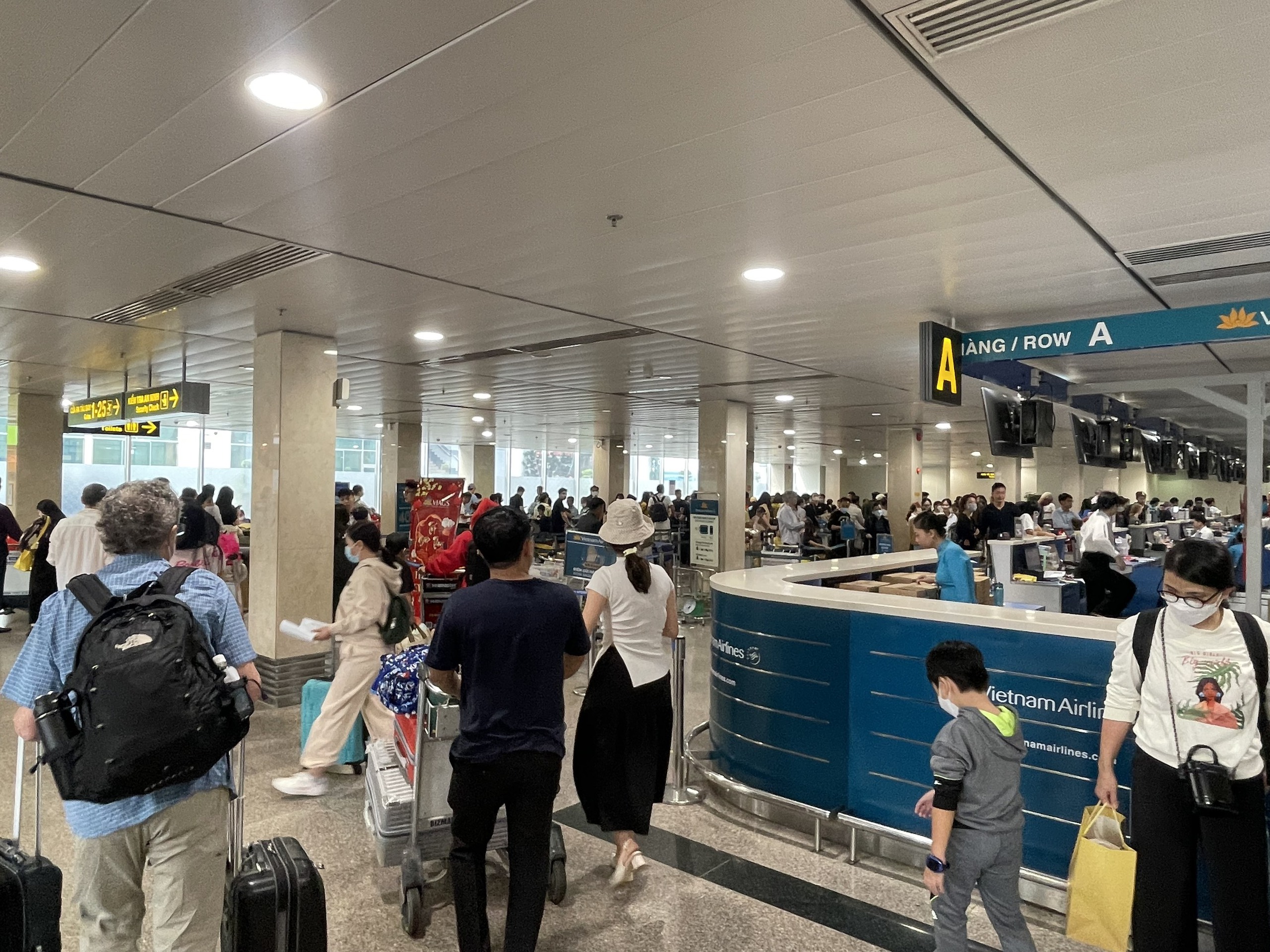 Bất ngờ s&acirc;n bay T&acirc;n Sơn Nhất ng&agrave;y 29 Tết- Ảnh 2.