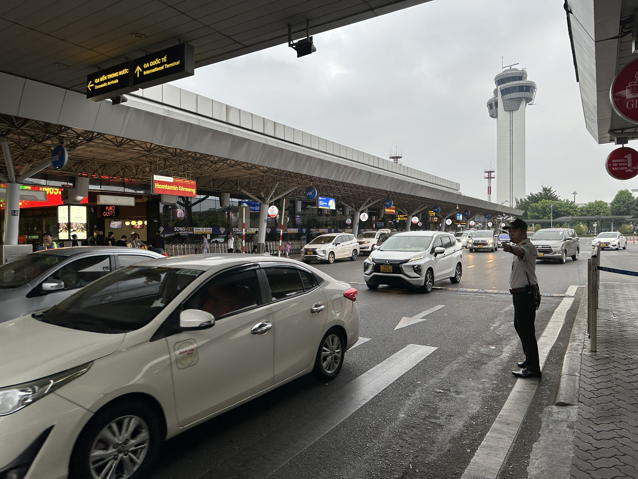 Bất ngờ s&acirc;n bay T&acirc;n Sơn Nhất ng&agrave;y 29 Tết- Ảnh 3.