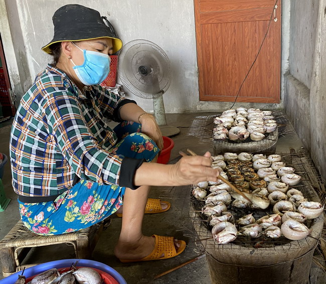 Hấp dẫn món cá lóc nướng kho rim kiểu Bình Định- Ảnh 3.