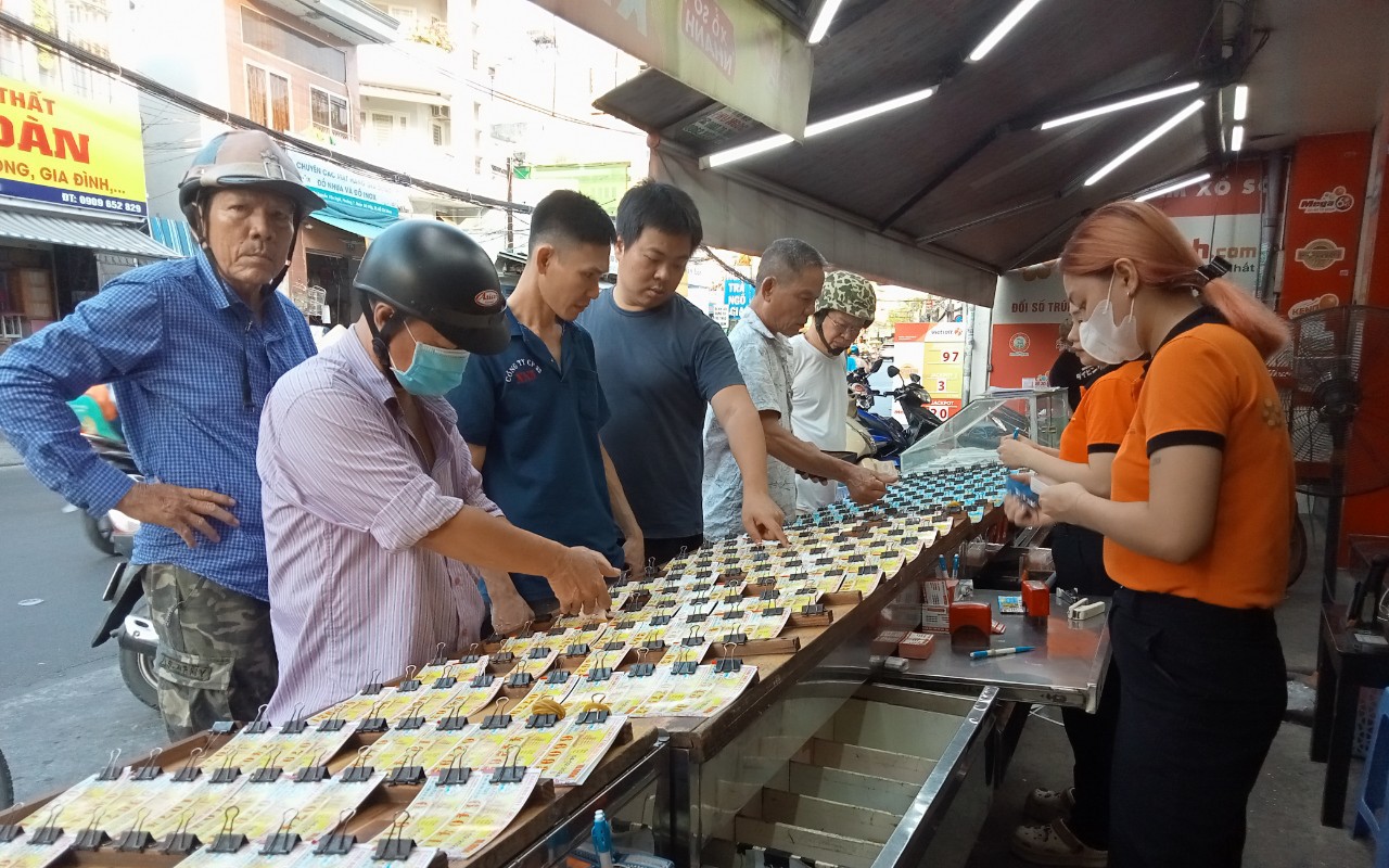 Sát Tết, người dân đua nhau mua vé số cầu may