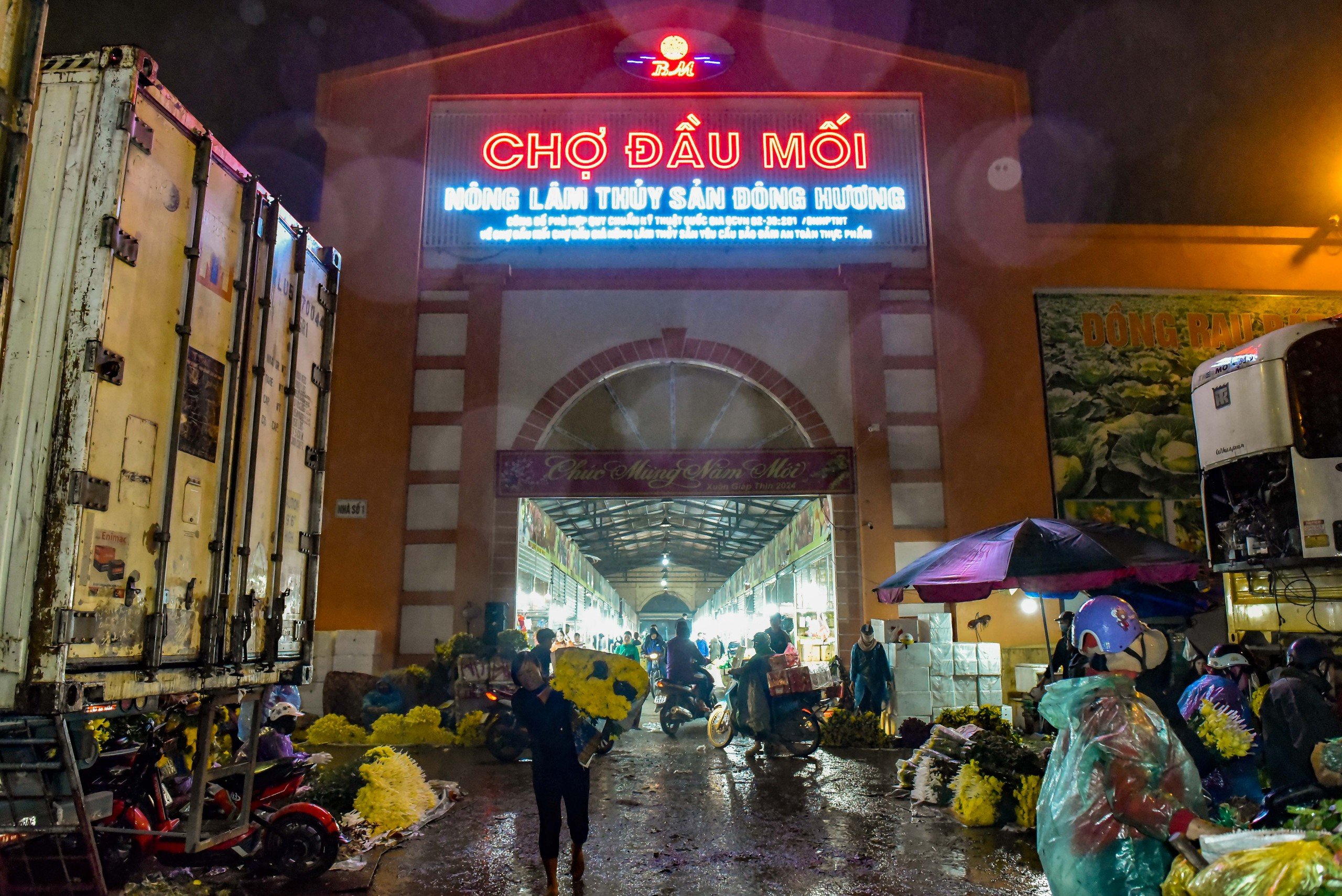 Mưu sinh trong mưa, r&eacute;t ng&agrave;y Tết ở chợ đầu mối lớn nhất Thanh H&oacute;a- Ảnh 2.