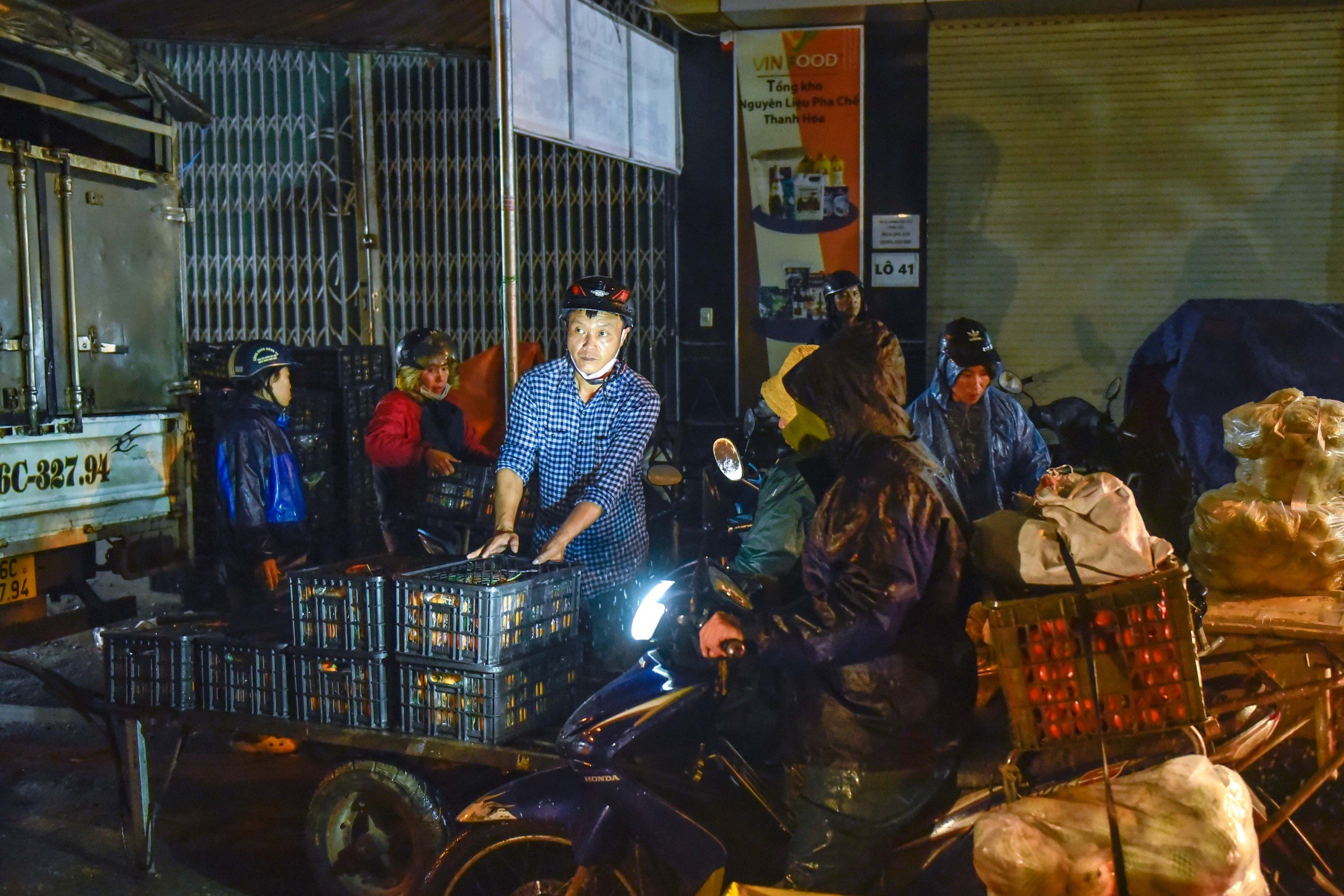Mưu sinh trong mưa, r&eacute;t ng&agrave;y Tết ở chợ đầu mối lớn nhất Thanh H&oacute;a- Ảnh 4.