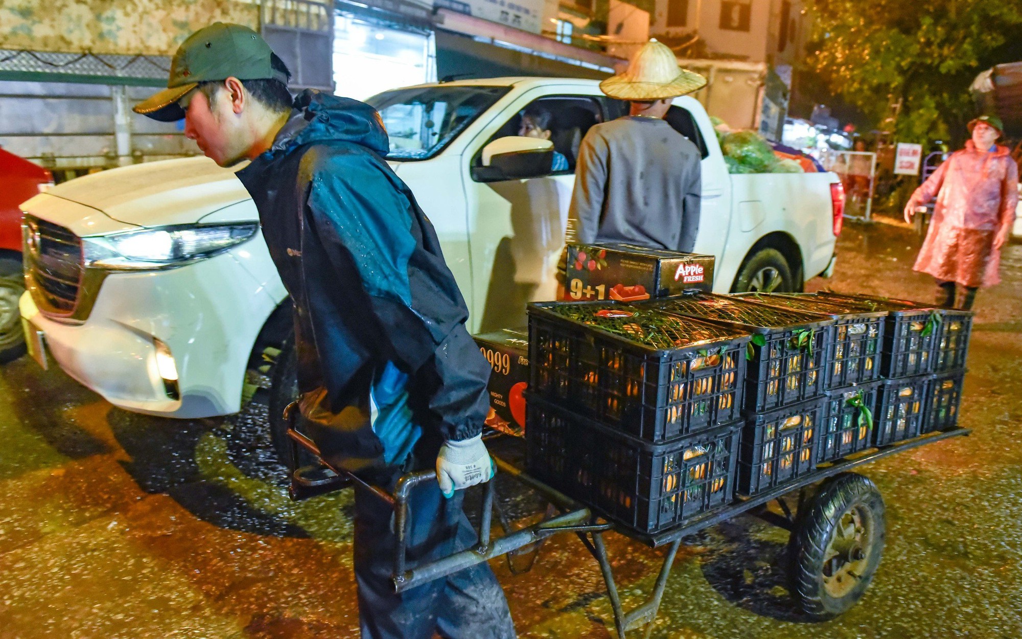 Mưu sinh trong mưa, rét ngày Tết ở chợ đầu mối lớn nhất Thanh Hóa