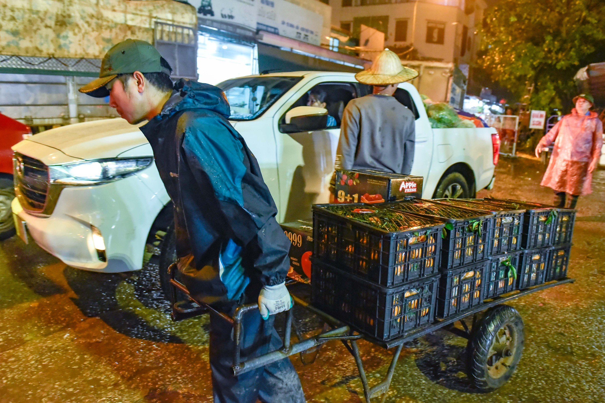 Mưu sinh trong mưa, r&eacute;t ng&agrave;y Tết ở chợ đầu mối lớn nhất Thanh H&oacute;a- Ảnh 1.