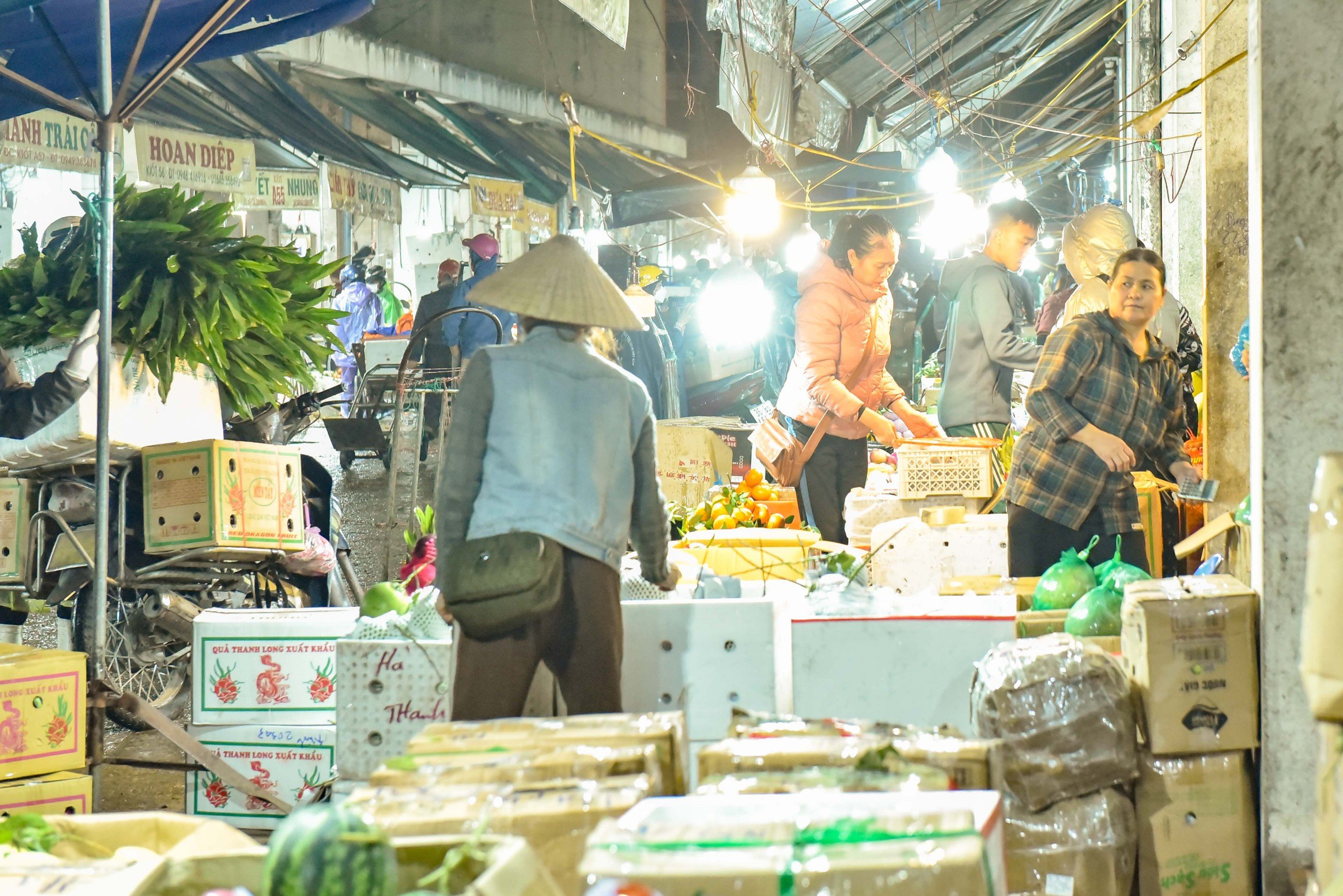Mưu sinh trong mưa, r&eacute;t ng&agrave;y Tết ở chợ đầu mối lớn nhất Thanh H&oacute;a- Ảnh 6.