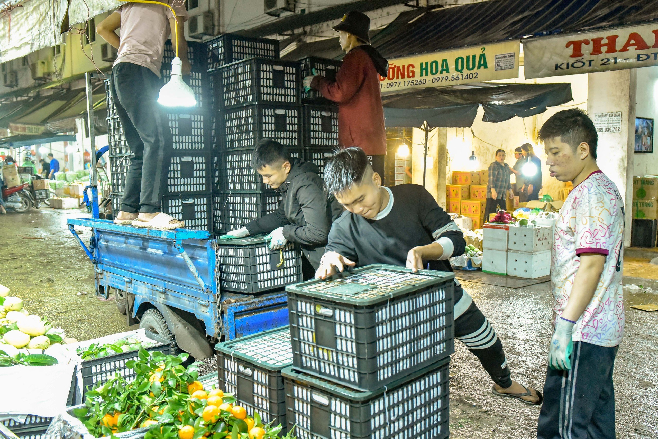 Mưu sinh trong mưa, r&eacute;t ng&agrave;y Tết ở chợ đầu mối lớn nhất Thanh H&oacute;a- Ảnh 7.