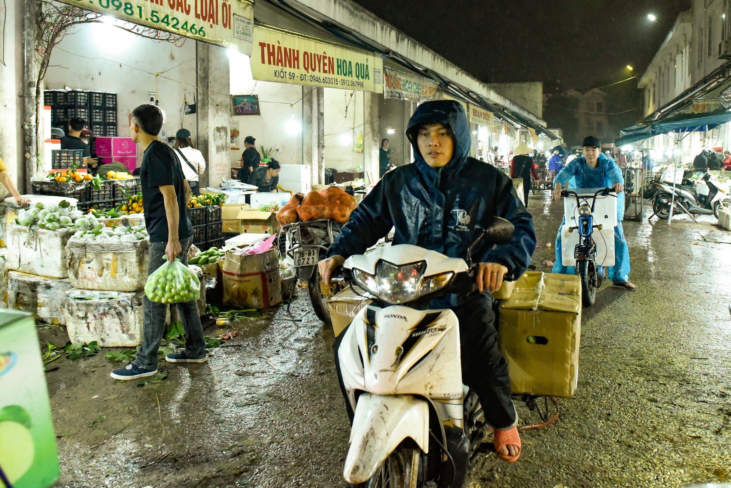 Mưu sinh trong mưa, r&eacute;t ng&agrave;y Tết ở chợ đầu mối lớn nhất Thanh H&oacute;a- Ảnh 13.