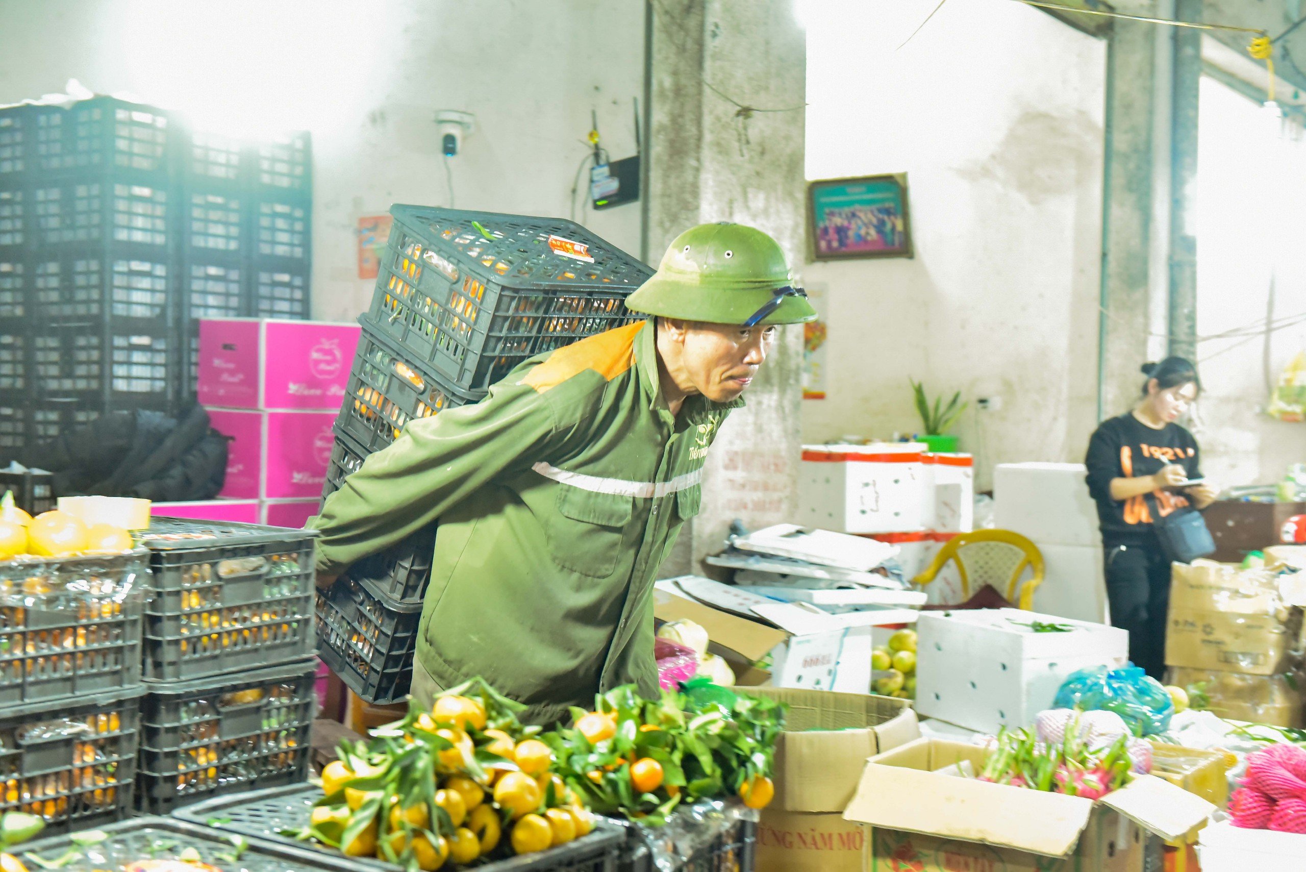 Mưu sinh trong mưa, r&eacute;t ng&agrave;y Tết ở chợ đầu mối lớn nhất Thanh H&oacute;a- Ảnh 8.