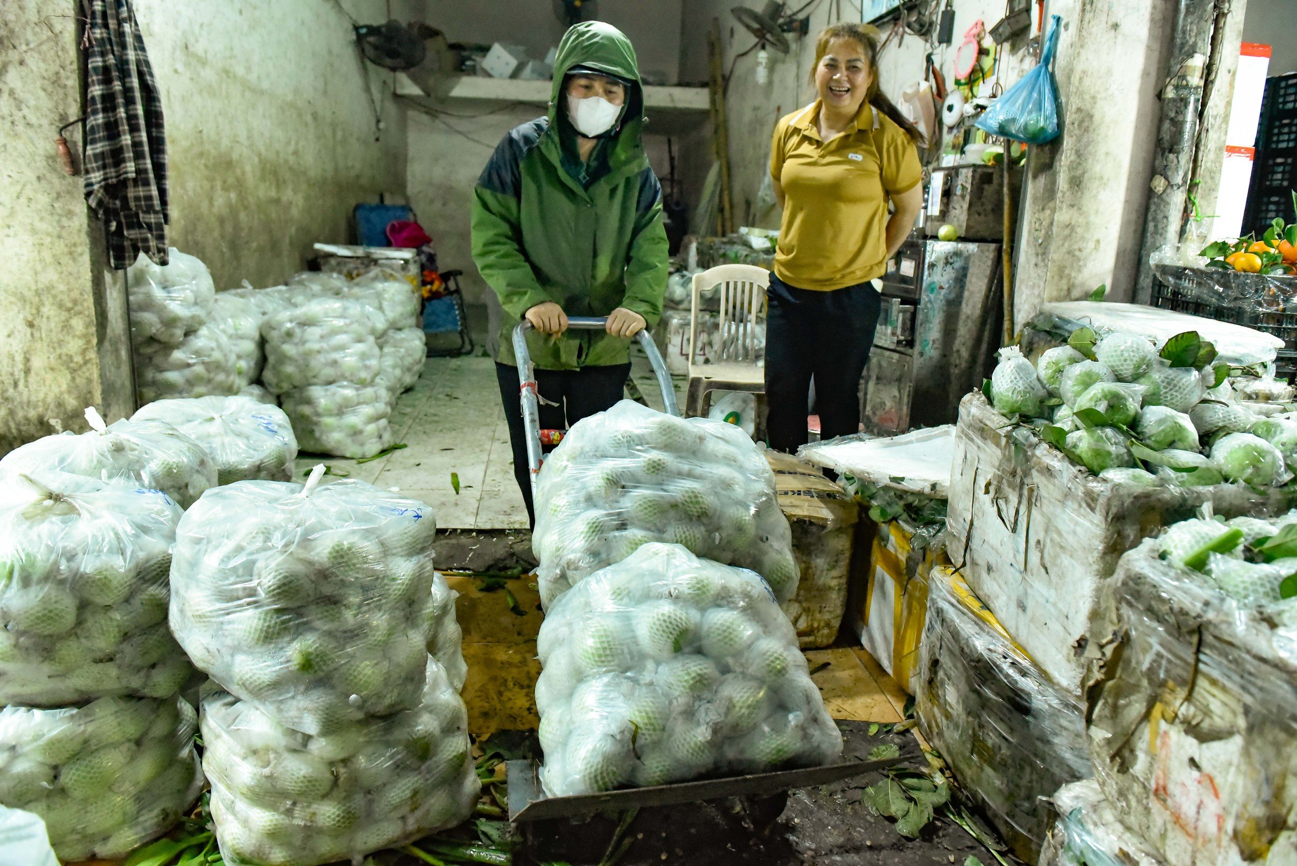 Mưu sinh trong mưa, r&eacute;t ng&agrave;y Tết ở chợ đầu mối lớn nhất Thanh H&oacute;a- Ảnh 10.