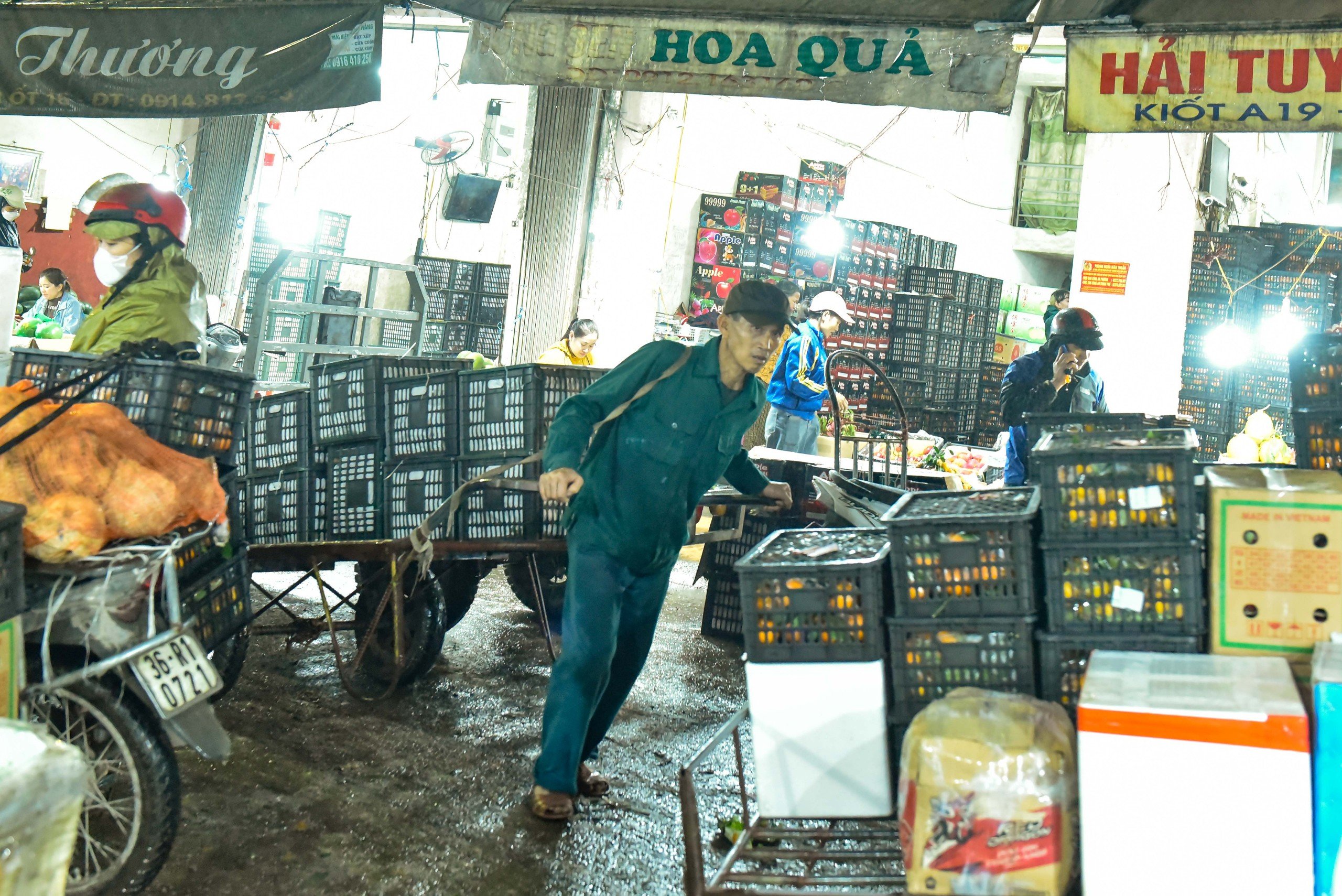 Mưu sinh trong mưa, r&eacute;t ng&agrave;y Tết ở chợ đầu mối lớn nhất Thanh H&oacute;a- Ảnh 11.