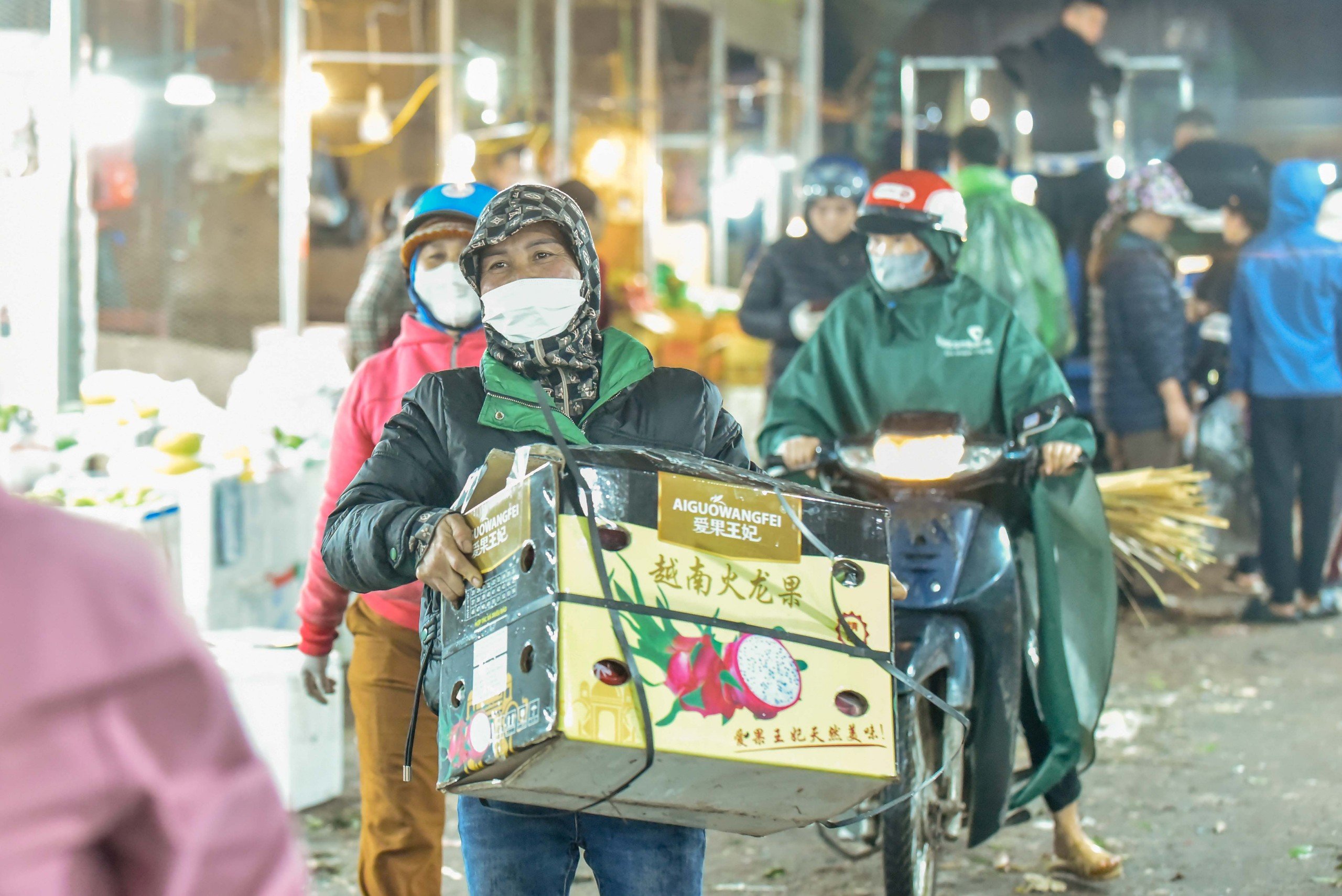 Mưu sinh trong mưa, r&eacute;t ng&agrave;y Tết ở chợ đầu mối lớn nhất Thanh H&oacute;a- Ảnh 12.